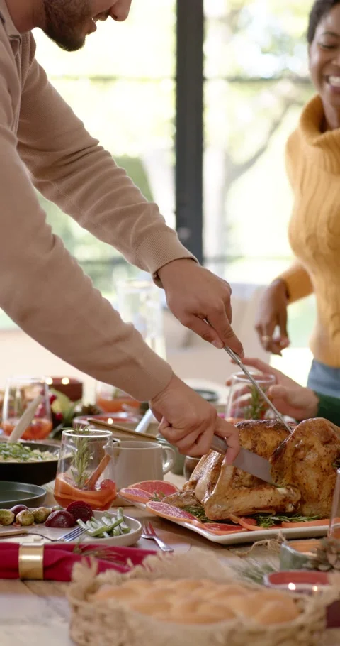 Vertical video: Diverse friends leaning at table while man bringing knife Видео 346735307