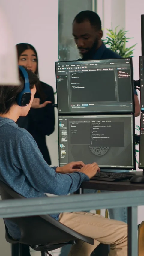 Vertical video: Diverse programmers collaborating on coding project compiling 스톡 동영상 218576630