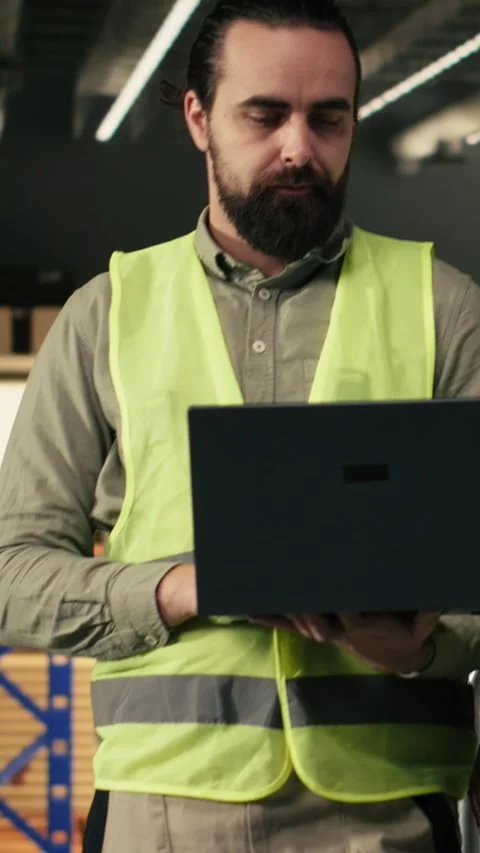 Vertical Video Diverse warehouse staff using tracking info to optimize shipping Video stock 330028187