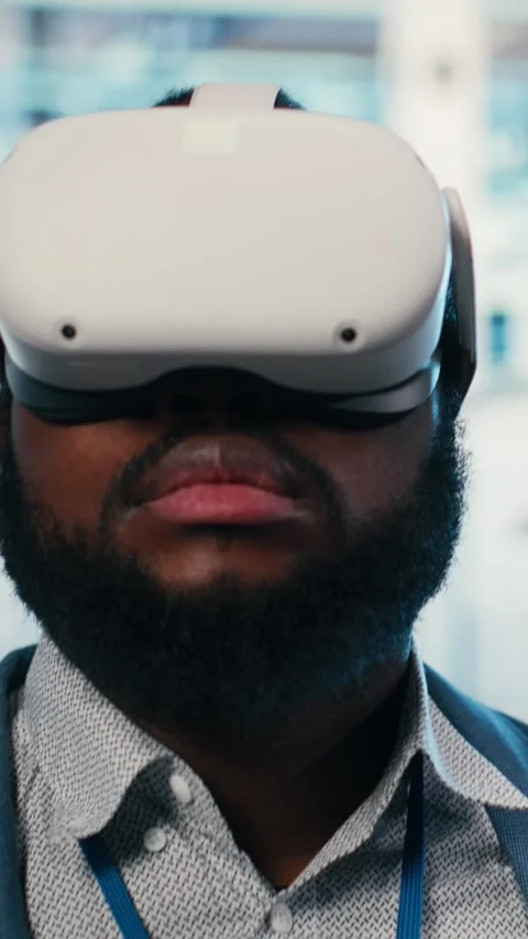 Vertical video Doing machines maintenance, VR glasses equipment and employee in Stock Footage 330201550