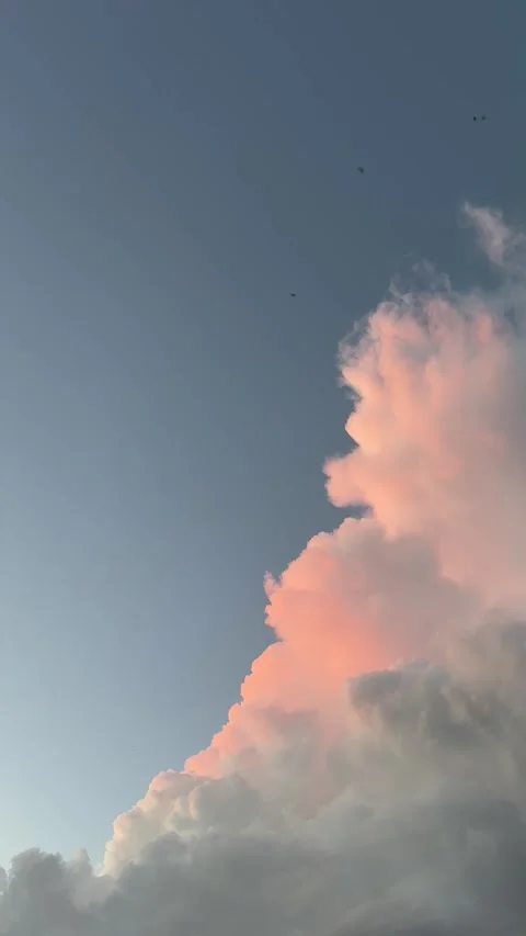Vertical video of dramatic sunset cloud formation in clear blue sky Stock Footage 319401190