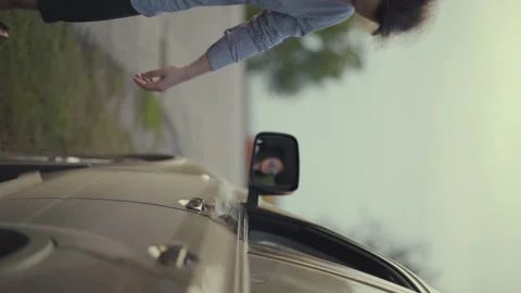 Vertical video. Driver throwing away pizza box from car window on road. Social i Vídeo Stock 138965156