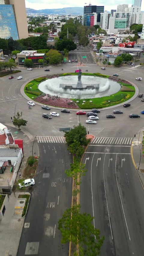 Vertical video drone advancing to the Minerva roundabout in Guadalajara Stock Footage 277304854