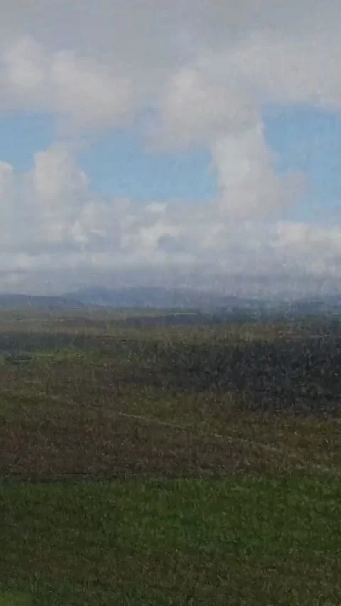 Vertical video: Drone camera starting pan, tilting, static flickering, clearing 库存影片 333542077