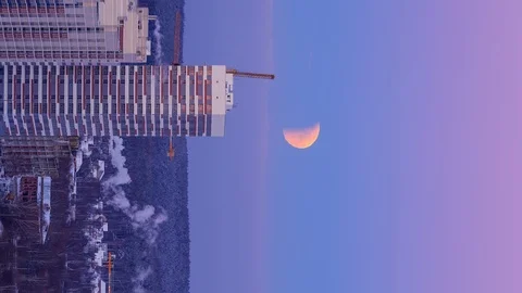 Vertical video. Eclipse of the moon and the sunset of the moon. Yekaterinburg, 動画素材 101505394