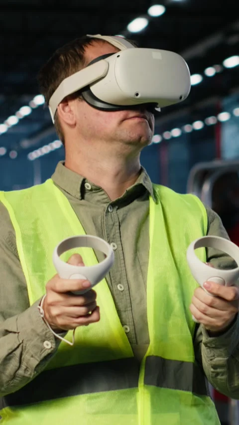 Vertical Video Employee uses VR headset to test 3D simulation concepts for heavy 库存影片 321845148