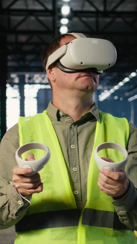 Vertical Video Employee uses VR headset to test 3D simulation concepts for heavy 库存影片 322077167