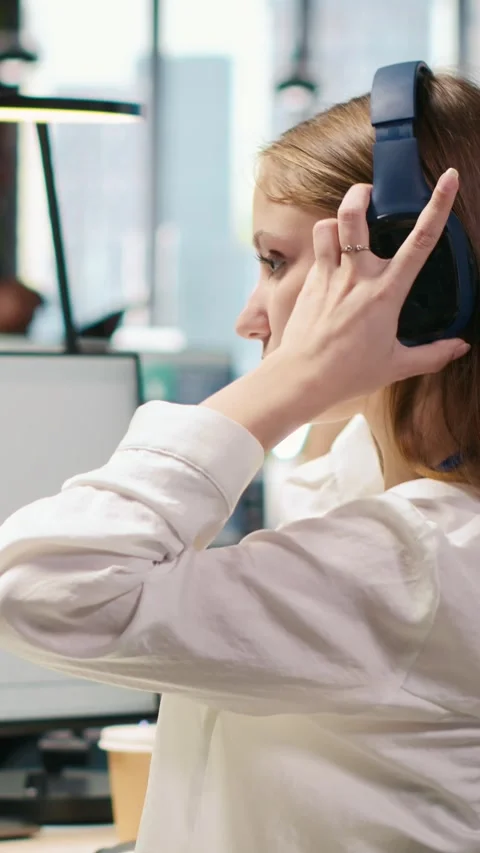 Vertical video Engineer coding with AI language model assistance in office Vidéo 312708276