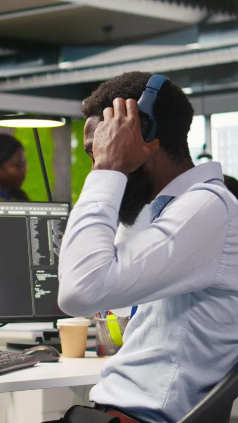 Vertical video Engineer coding with AI language model assistance in office Vidéo 312768427