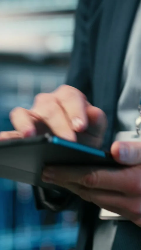 Vertical video Engineer in data center offering enterprise solution for cloud Stock Footage 329590910