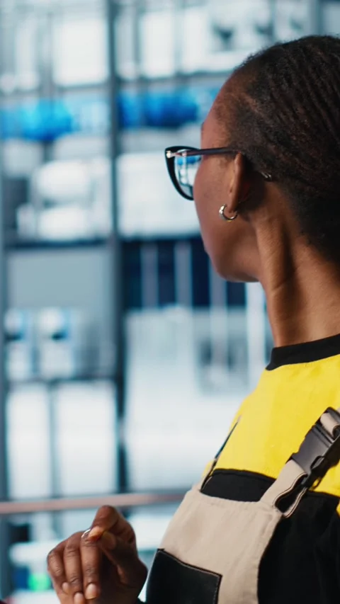 Vertical video Engineer in smart factory implementing automated workflows Stock Footage 306059355