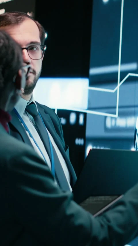 Vertical video Engineering team coworkers receive tasks from autonomous agentic 스톡 동영상 329944305