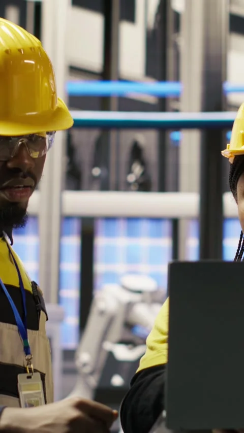 Vertical video Engineering team working together in photovoltaics factory Stock Footage 307069690