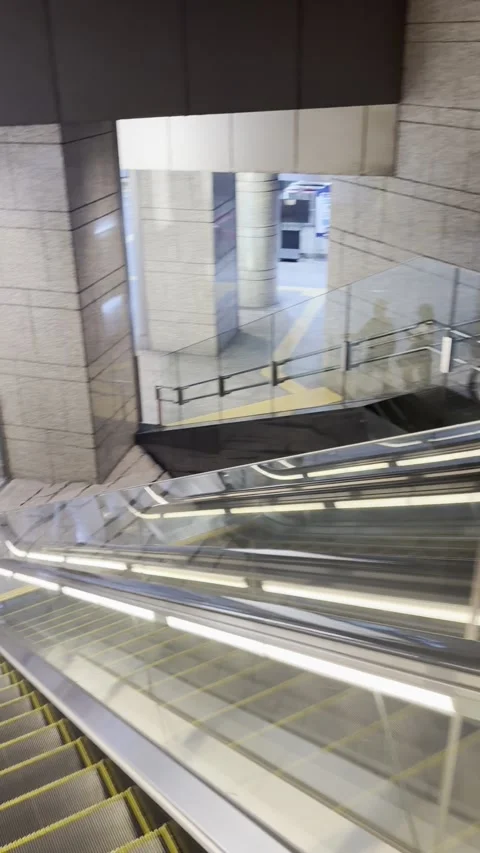 Vertical video of escalator in underground walkway between Tokyo and Otemachi Stock Footage 346703506