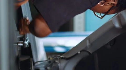 Vertical video Expert in garage using torque wrench 库存影片 251916540