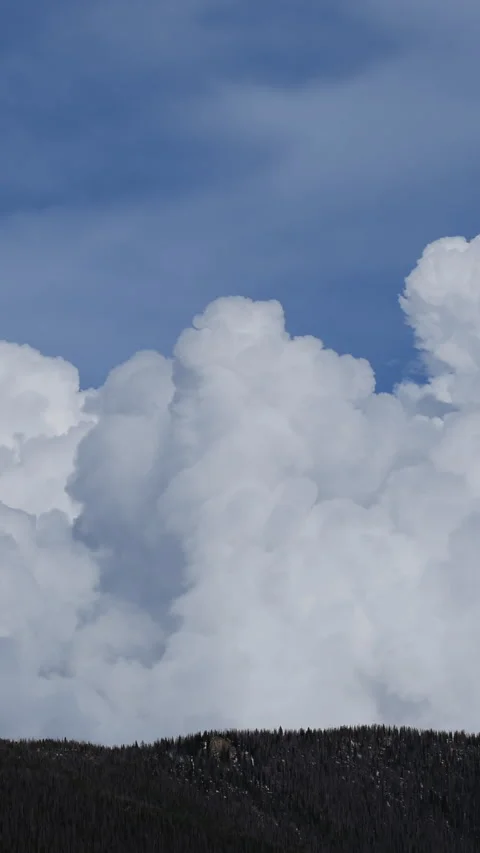 Vertical Video Exploding Cumulus Clouds 스톡 동영상 231628167