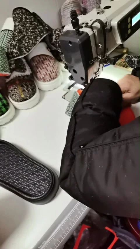 Vertical Video of Factory Worker Hands Making Green Slippers with Sewing Mac Vídeos de archivo 326373261