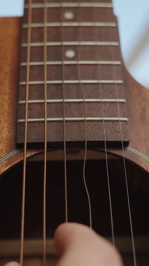 Vertical video. Fast Shutter Speed Camera Captures Wave Motions of Strings Durin 스톡 동영상 262007906