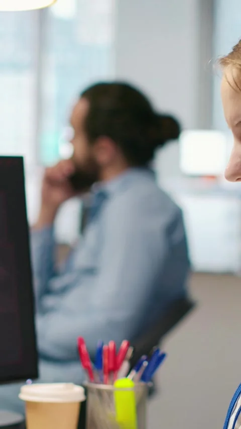 Vertical video Female engineer in startup office struggling to fix critical Stock Footage 312708177