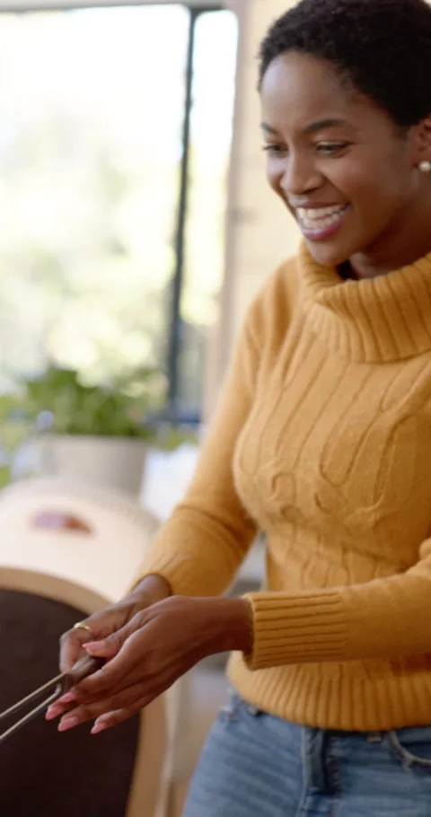Vertical video: Female friends at table seeing woman in mustard top leaning Видео 346735304