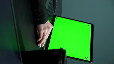 Vertical video. female hand on a computer mouse. green screen. 스톡 동영상 165420961