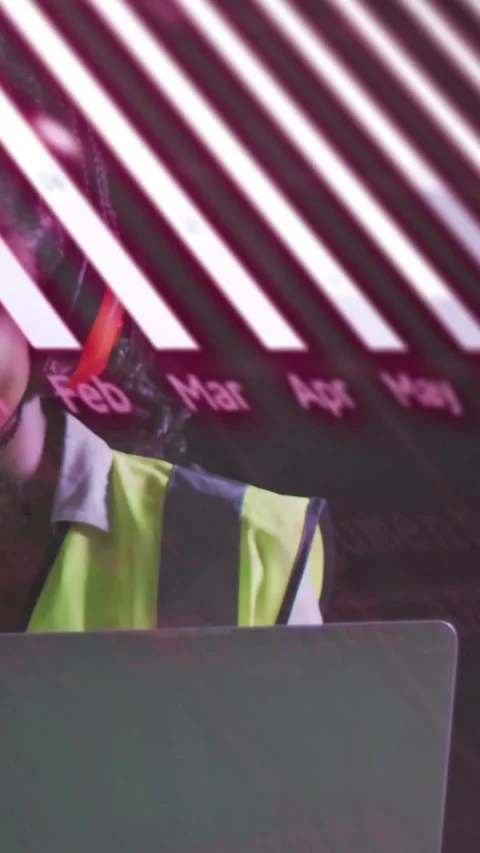 Vertical video: Female ops tech managing laptop initiating magenta calendar Stock Footage 332278243