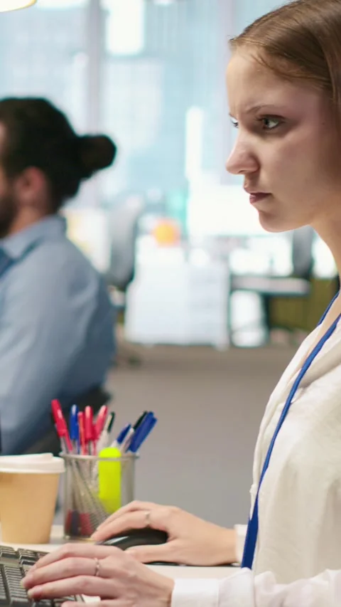 Vertical video Female programmer in startup office struggling to fix application Stock-Footage 312708234