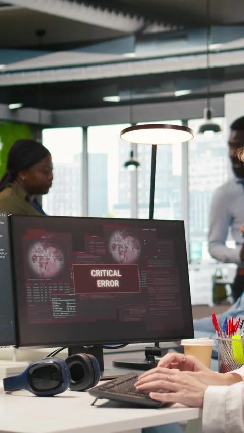 Vertical video Female programmer in startup office struggling to fix application 動画素材 312768537