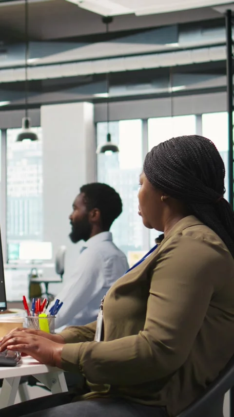 Vertical video Female software developer using artificial intelligence to Stockbeeldmateriaal 312768753