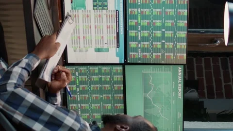 Vertical video: Financial analyst taking notes on clipboard to plan trade market Stock Footage 172552180