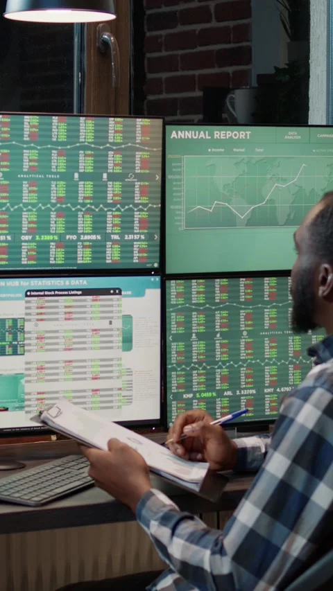 Vertical video: Financial analyst taking notes on clipboard to plan trade market Stock Footage 201722385
