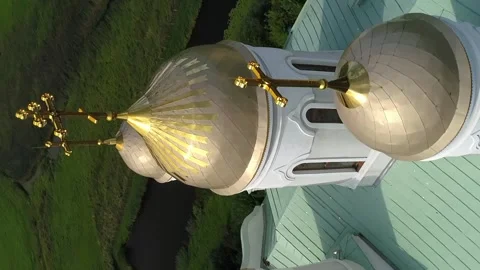 Vertical video. Flying around the gilded domes of the church. Stock-Footage 267589474