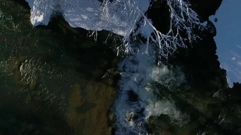 Vertical video. Flying up over a mountain wild clear river on a winter sunny day Stock-Footage 229548226