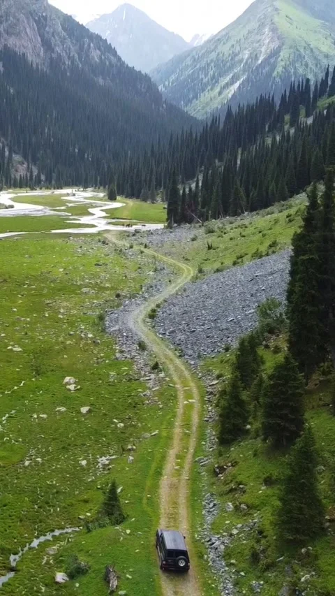 Vertical video: Follow SUV on Mountain Road with River Valley Reveal Video stock 331648246