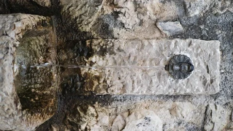 Vertical video. Fresh cold potable water pouring from clean drinking fountain in Vidéo 149425274