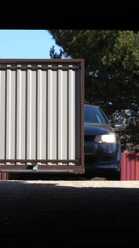 Vertical video gate is closed by remote control before entering the courtyard Stock Footage 267734006