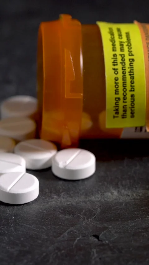 Vertical video of generic oxycodone pills with focus moving forwards from label 스톡 동영상 309071268