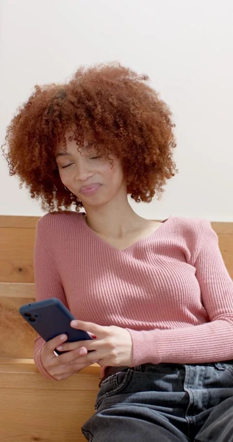 Vertical video: Getting alert, African American woman tapping smartphone, Vídeos de archivo 345217712