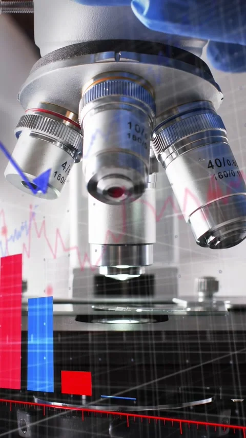 Vertical video: Gloved lab tech rotating turret over slide, charts rising and Vídeos de archivo 335355710