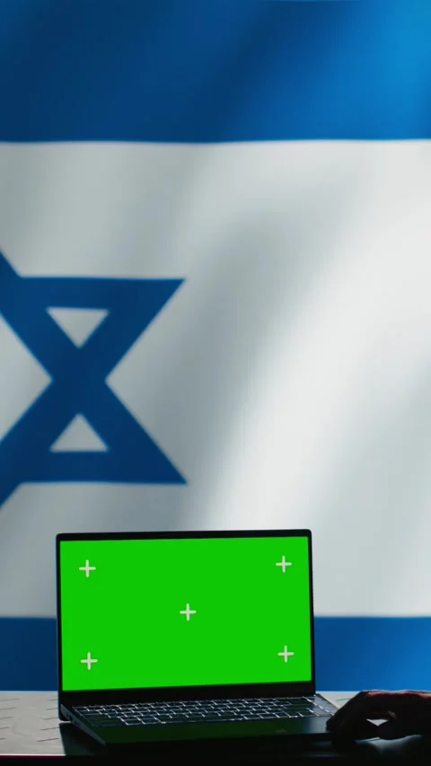 Vertical video Green screen laptop in Israeli secret intelligence command center Stockbeeldmateriaal 278335053