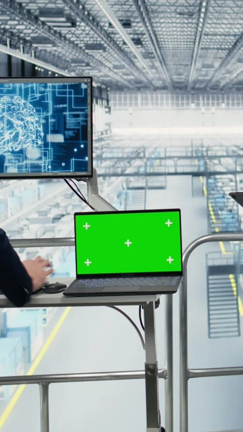 Vertical video Green screen laptop, monitoring PCB smart factory and 库存影片 333614189
