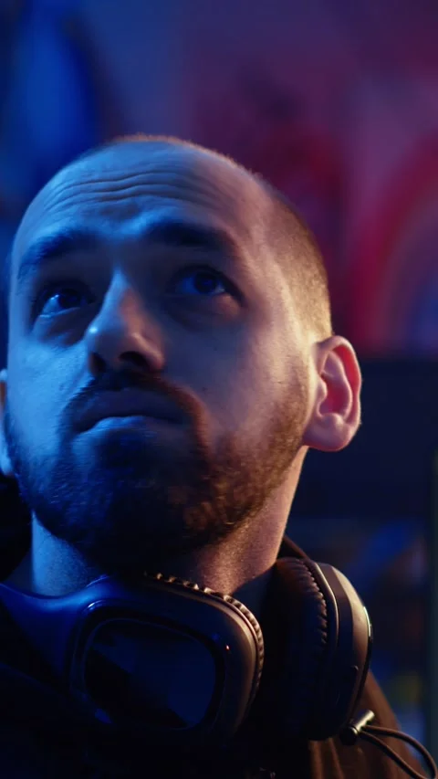 Vertical video Hacker looking over shoulder and feeling anxious after stealing Stock Footage 319520976