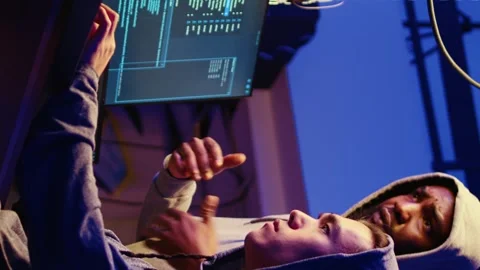 Vertical video Hackers brainstorm cracking methods 스톡 동영상 255913727