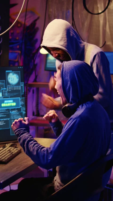 Vertical video Hackers successfully cracking software 스톡 동영상 255203712