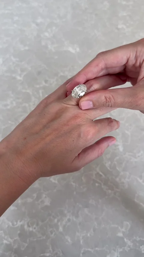 Vertical video of hand adjusting platinum engagement ring 스톡 동영상 316813848