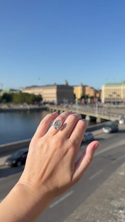 Vertical video of hand with oval diamond platinum ring in city sunlight 스톡 동영상 316762082