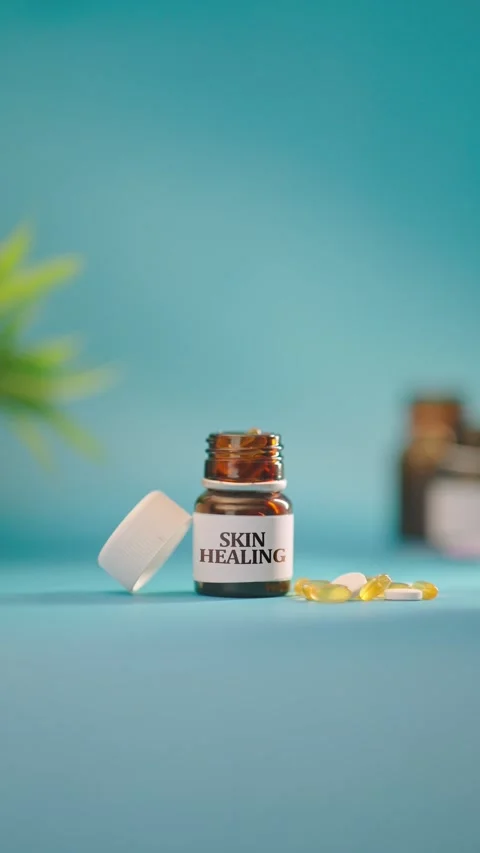 VERTICAL VIDEO OF HAND TAKING OUT SKIN HEALING TABLETS FROM MEDICINE BOTTLE Vídeos de archivo 308114088