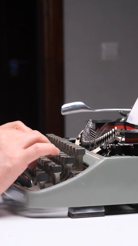 Vertical video Hands typing on an old manual typewriter, close up of fingers Stockbeeldmateriaal 321621794