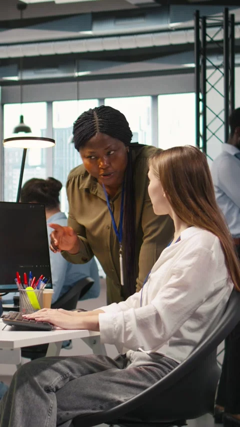 Vertical video Happy manager praising intern progress, doing congratulating high Stock Footage 312768056