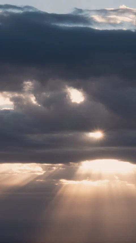 Vertical Video Heavenly Sun Rays Shining through Clouds Time Lapse Vídeos de archivo 231803156